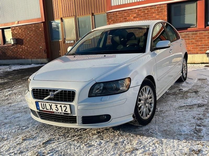 Vit Begagnad 2004 Volvo S40 Summum Sedan | 49 900 kr (Marknadspris) - Bild 1/4