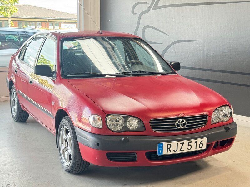 Röd Begagnad 1999 Toyota Corolla Halvkombi | 18 900 kr (Bra pris) - Bild 1/3