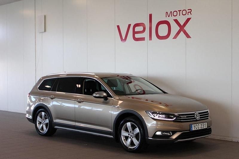 Ljusbrun (brun) Begagnad 2016 VW Passat Alltrack Executive Kombi | 169 900 kr (Marknadspris) - Bild 1/4
