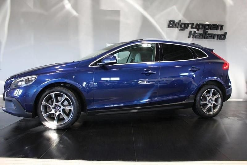 Blå Begagnad 2015 Volvo V40 CC Ocean Race Kombi | 139 900 kr (Marknadspris) - Bild 1/3