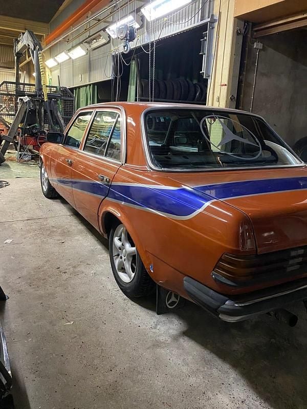 Begagnad Mercedes 240 1977