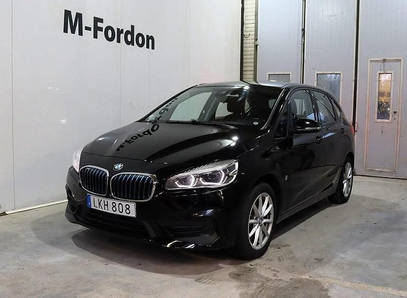Svart Begagnad 2018 BMW 225 Active Tourer Minibuss | 169 900 kr (Superpris) - Bild 1/4