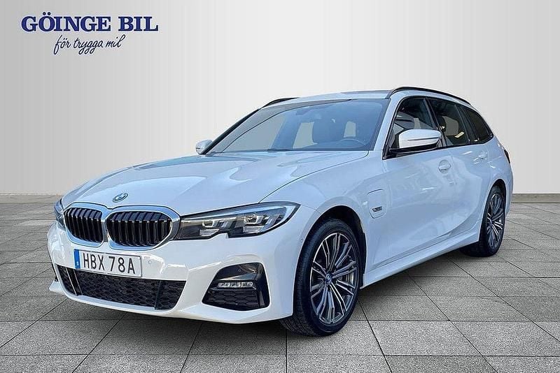 Vit Begagnad 2022 BMW 330e M Sport Kombi | 339 000 kr (Superpris) - Bild 1/3