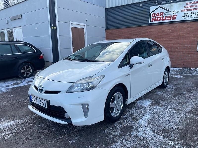 Vit Begagnad 2012 Toyota Prius Halvkombi | 88 900 kr (Marknadspris) - Bild 1/4