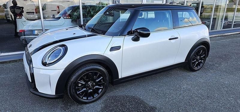 Vit Begagnad 2023 Mini Cooper Halvkombi | 259 900 kr (Lite dyr) - Bild 1/4