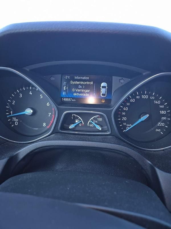 Begagnad Ford Focus 125 HK (91 kW) 2017 Röd med svart tak Kombi