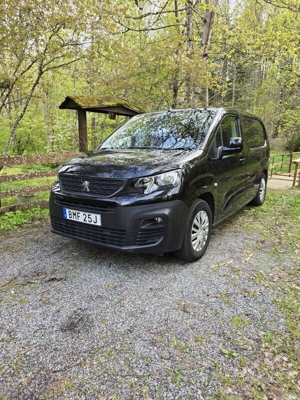 Svart Begagnad 2022 Peugeot E-Partner Minibuss | 349 700 kr - Bild 1/3
