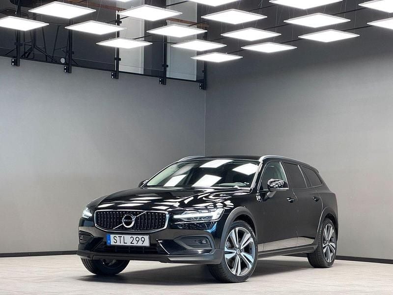 Svart Begagnad 2019 Volvo V60 CC Momentum Kombi | 259 900 kr (Lite dyr) - Bild 1/3