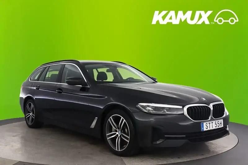 Silver/grå Begagnad 2021 BMW 530e Kombi | 284 700 kr (Superpris) - Bild 1/4