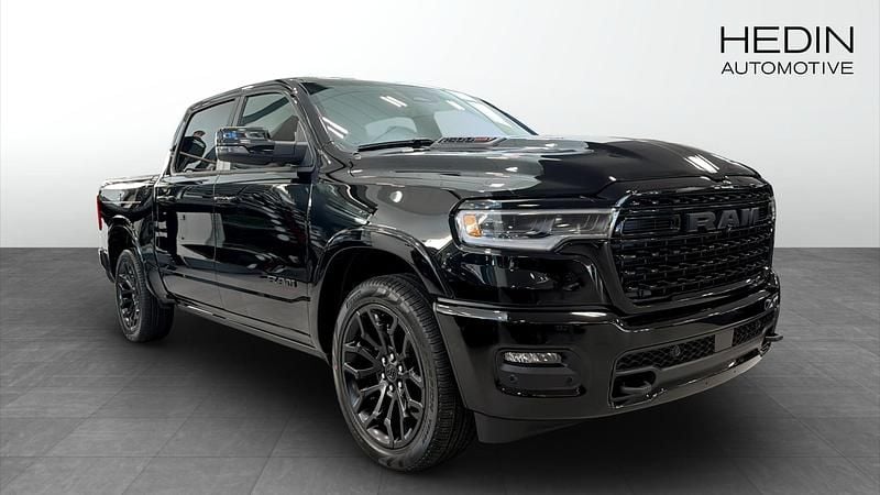 Svart Ny 2025 RAM 1500 Pickup | 1 298 610 kr (Lite dyr) - Bild 1/4