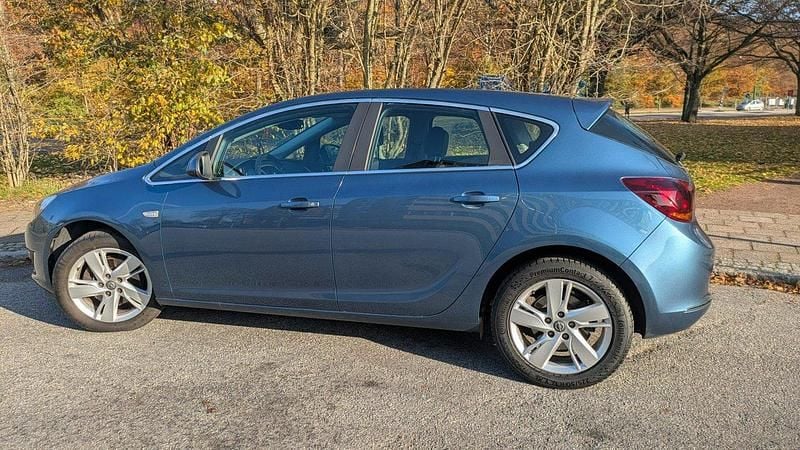 Blå Begagnad 2013 Opel Astra Sport Halvkombi | 60 000 kr (Marknadspris) - Bild 1/4