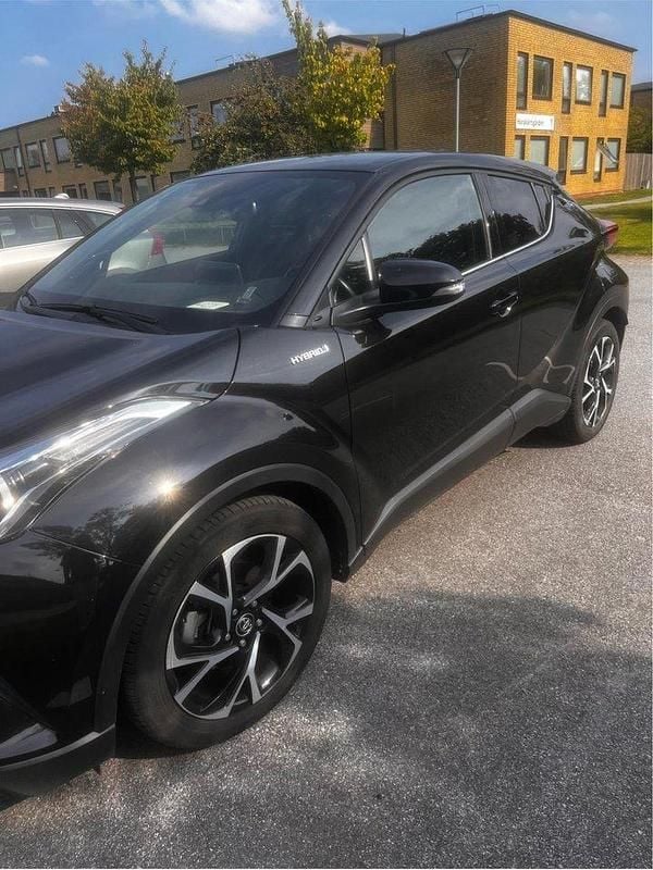 Svart Begagnad 2019 Toyota C-HR+ Edition SUV | 219 000 kr (Marknadspris) - Bild 1/4