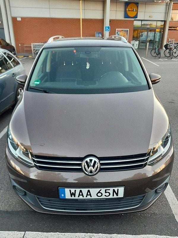 Brun Begagnad 2015 VW Touran Comfortline Minibuss | 105 000 kr (Marknadspris) - Bild 1/4