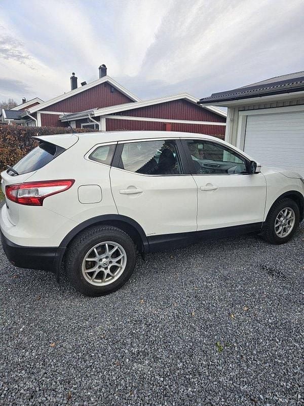 Vit Begagnad 2015 Nissan Qashqai SUV | 100 000 kr (Marknadspris) - Bild 1/4