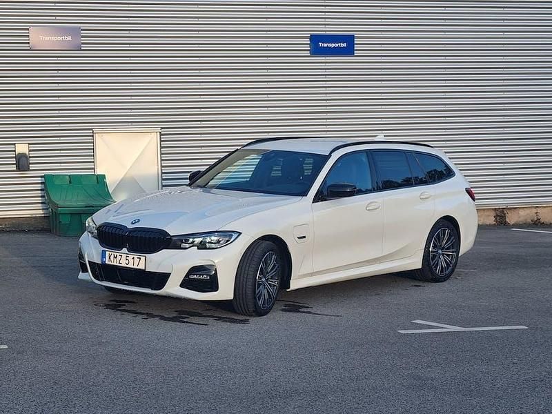 Vit Begagnad 2022 BMW 330e M Sport Kombi | 345 000 kr (Marknadspris) - Bild 1/4