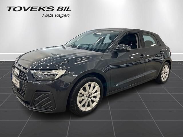 Manhattangrå metallic Begagnad 2025 Audi A1 Sportback Proline Halvkombi | 224 900 kr (Marknadspris) - Bild 1/4