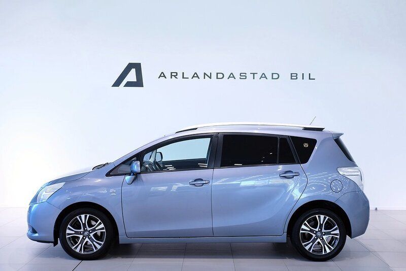 Blå Begagnad 2011 Toyota Verso Minibuss | 98 900 kr - Bild 1/4