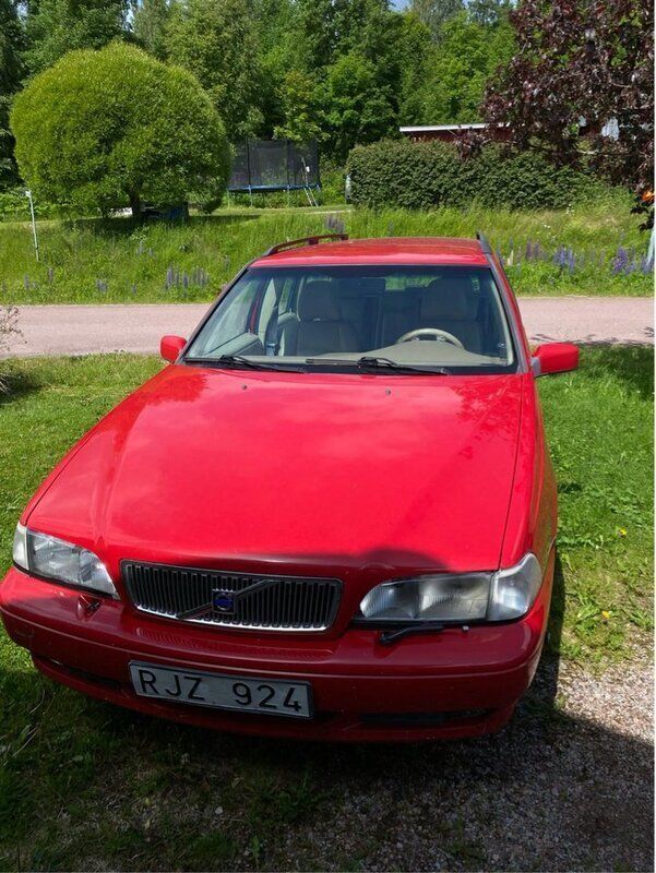Röd Begagnad 2000 Volvo V70 Standard Kombi | 9 000 kr (Superpris) - Bild 1/4