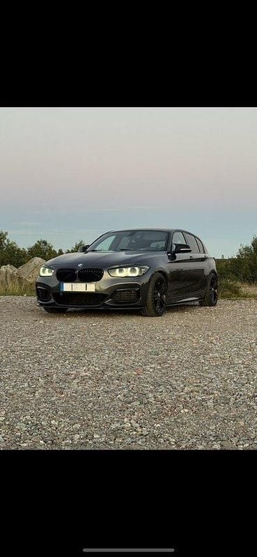 Grå Begagnad 2018 BMW M140 M Sport Halvkombi | 410 000 kr (Bra pris) - Bild 1/4