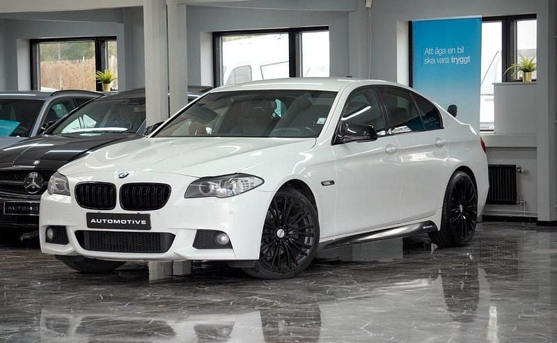 Vit Begagnad 2012 BMW 520 M Sport Sedan | 169 900 kr (Lite dyr) - Bild 1/4