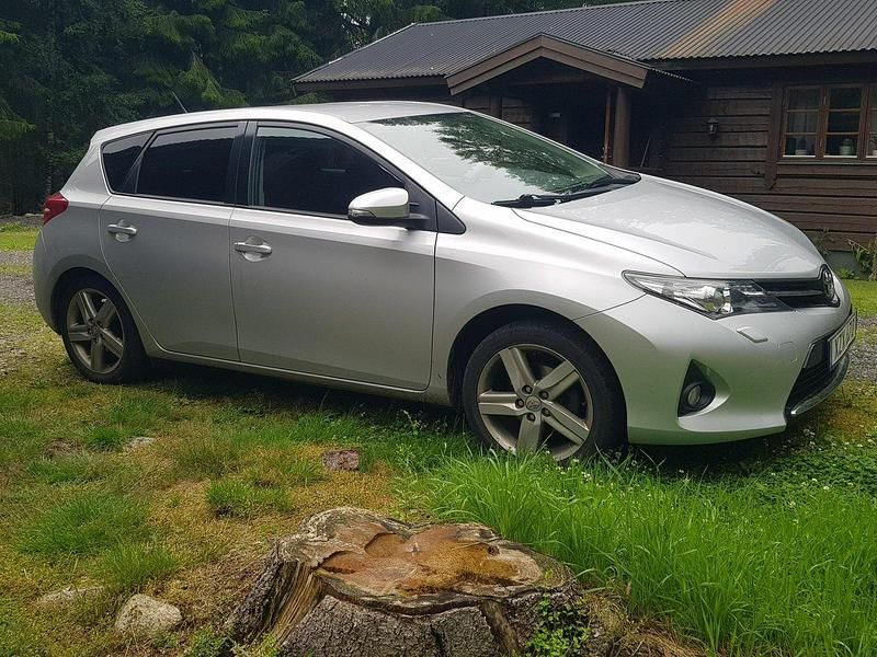Silver Begagnad 2014 Toyota Auris Style Halvkombi | 105 000 kr (Marknadspris) - Bild 1/4
