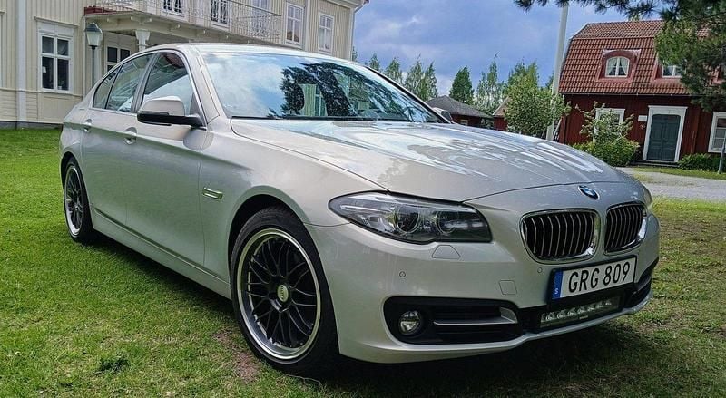Brun Begagnad 2014 BMW 520 Sedan | 132 000 kr (Bra pris) - Bild 1/4