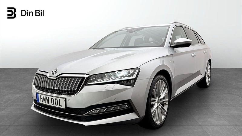 Silver Begagnad 2023 Skoda Superb LAURIN & KLEMENT Kombi | 384 900 kr (Marknadspris) - Bild 1/4