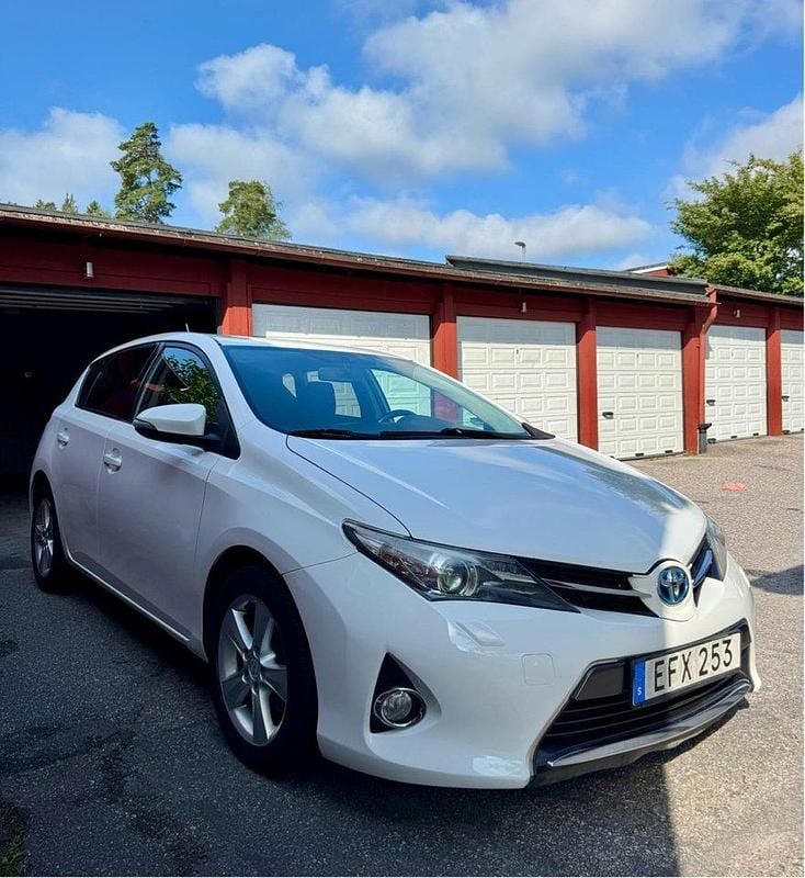 Vit Begagnad 2014 Toyota Auris Hybrid Edition Halvkombi | 119 900 kr (Marknadspris) - Bild 1/4
