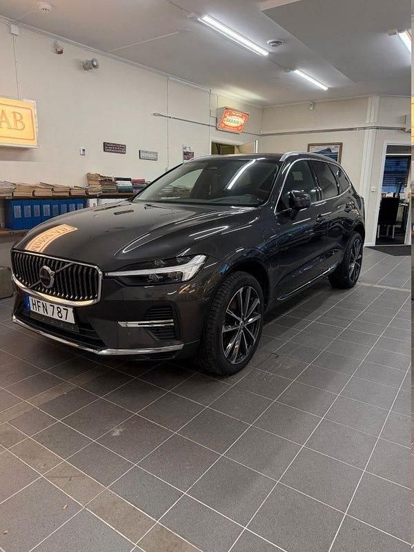 Grå Begagnad 2024 Volvo XC60 SUV | 419 900 kr (Marknadspris) - Bild 1/4