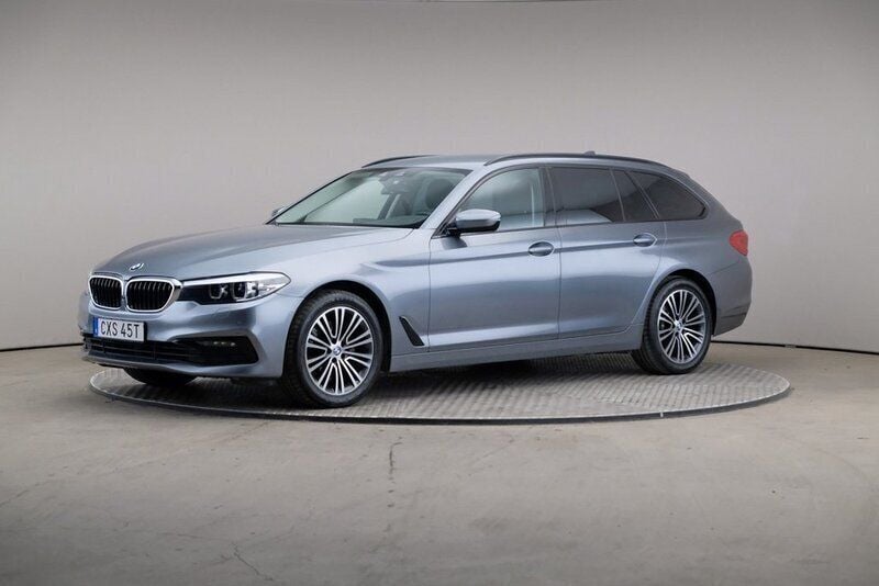 Grå Begagnad 2020 BMW 520 Sport Line Kombi | 279 000 kr (Superpris) - Bild 1/4