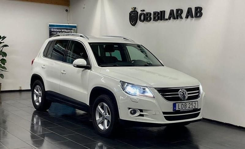 Vit Begagnad 2011 VW Tiguan Sportline SUV | 69 900 kr (Bra pris) - Bild 1/4