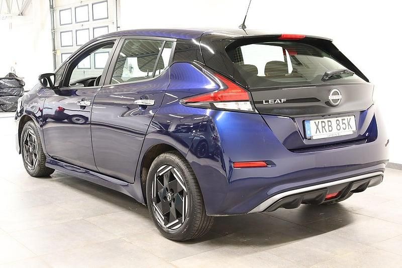 Begagnad Nissan Leaf Acenta 110 kW (150 HK) 2022 Blå metallic Halvkombi