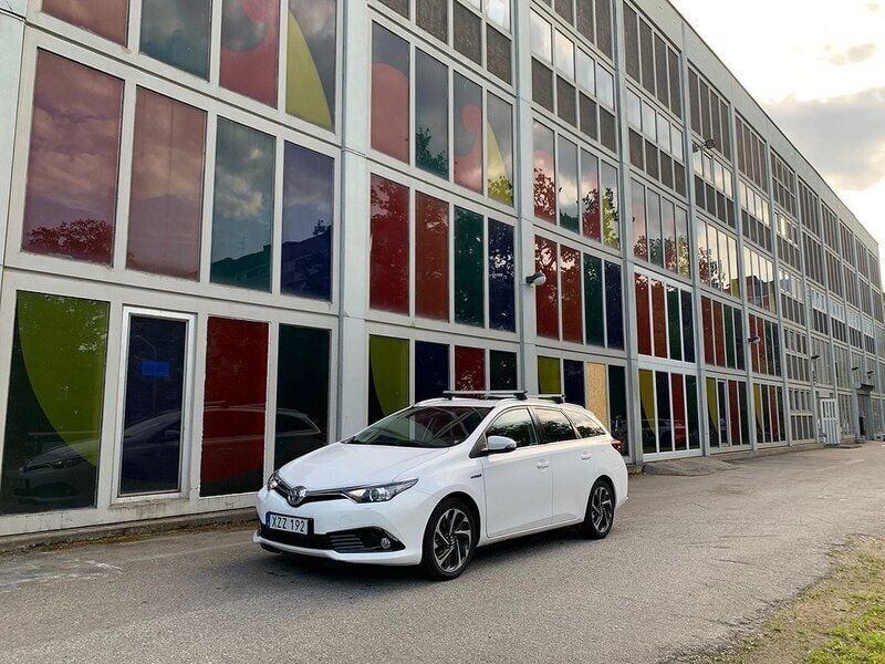 Vit Begagnad 2016 Toyota Auris Touring Sports Active Kombi | 124 900 kr (Marknadspris) - Bild 1/4