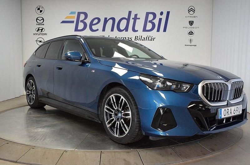 Blå Begagnad 2024 BMW i5 M Sport Sedan | 669 500 kr - Bild 1/3