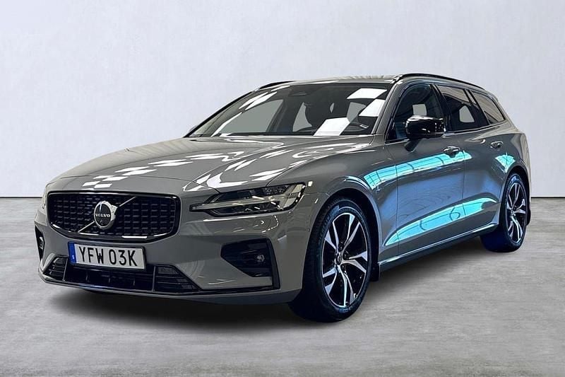Grå Begagnad 2024 Volvo V60 Plus Kombi | 399 900 kr (Marknadspris) - Bild 1/4