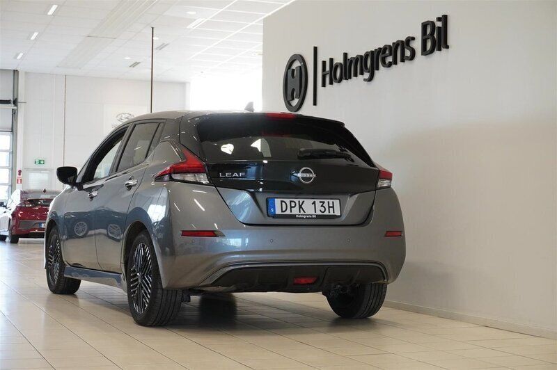 Begagnad Nissan Leaf Acenta 110 kW (150 HK) 2023 Grå/silver Halvkombi