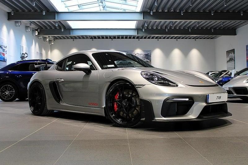 Silver Ny 2025 Porsche 718 Cayman GT4 Sportkupé | 1 826 400 kr (Superpris) - Bild 1/4