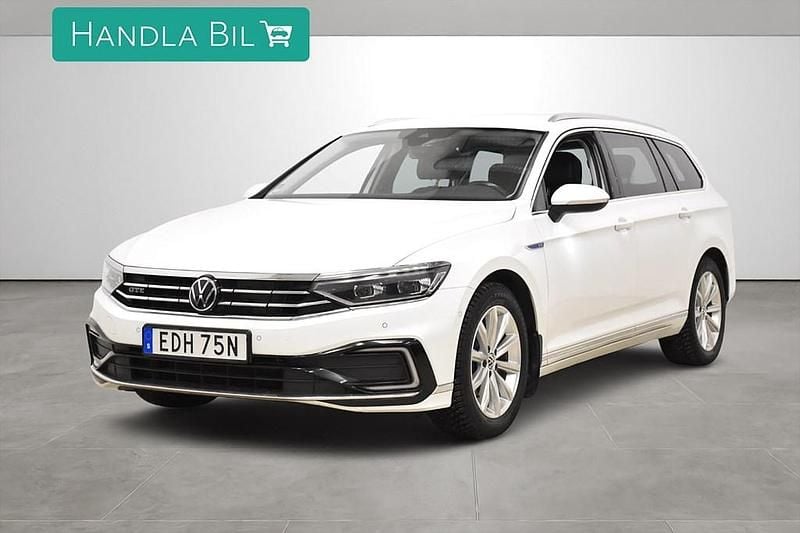 Vit Begagnad 2021 VW Passat GTE Kombi | 209 700 kr (Marknadspris) - Bild 1/4