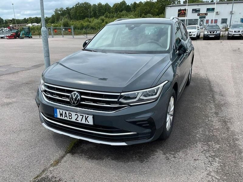 Mörkgrå (dolphin grey metallic) Begagnad 2023 VW Tiguan Elegance SUV | 369 000 kr (Marknadspris) - Bild 1/2