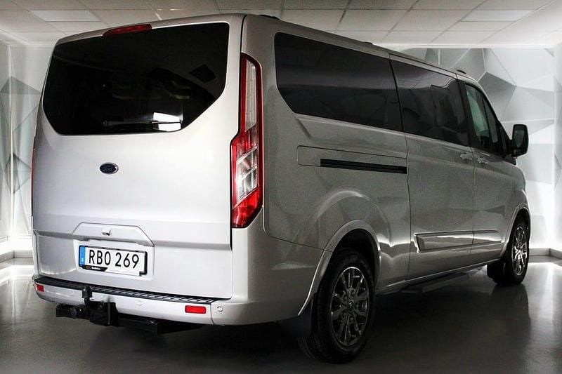 Begagnad Ford Tourneo Custom Titanium 185 HK (136 kW) 2022 Silver Van