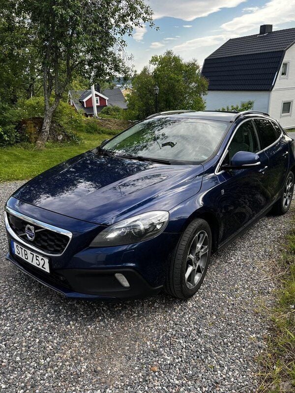 Blå Begagnad 2015 Volvo V40 CC Ocean Race Kombi | 149 000 kr (Marknadspris) - Bild 1/4