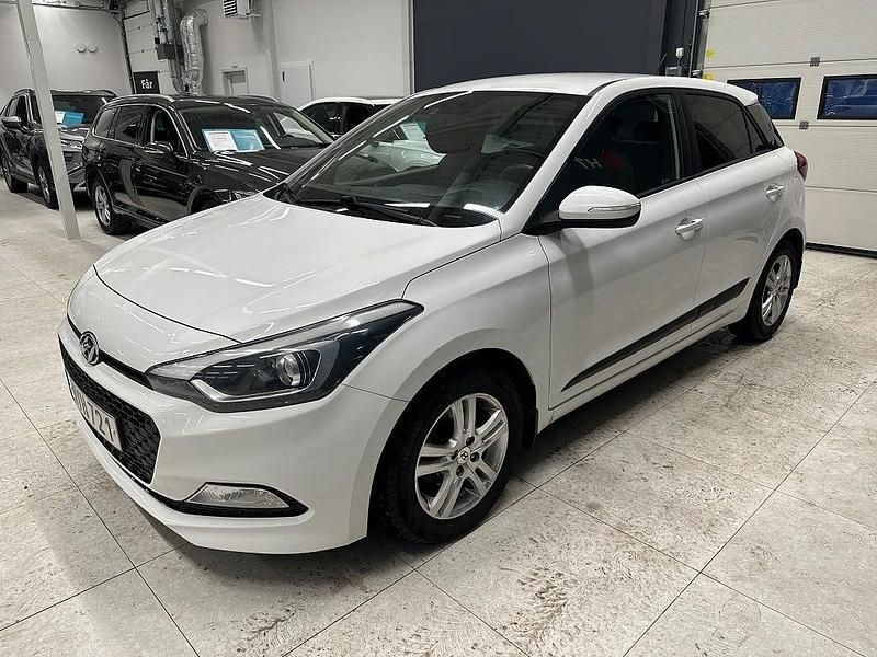 Begagnad Hyundai i20 Comfort 84 HK (61 kW) 2016 Vit Halvkombi