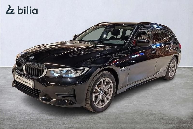 Svart Begagnad 2021 BMW 330e Sport Line Kombi | 259 000 kr (Superpris) - Bild 1/3