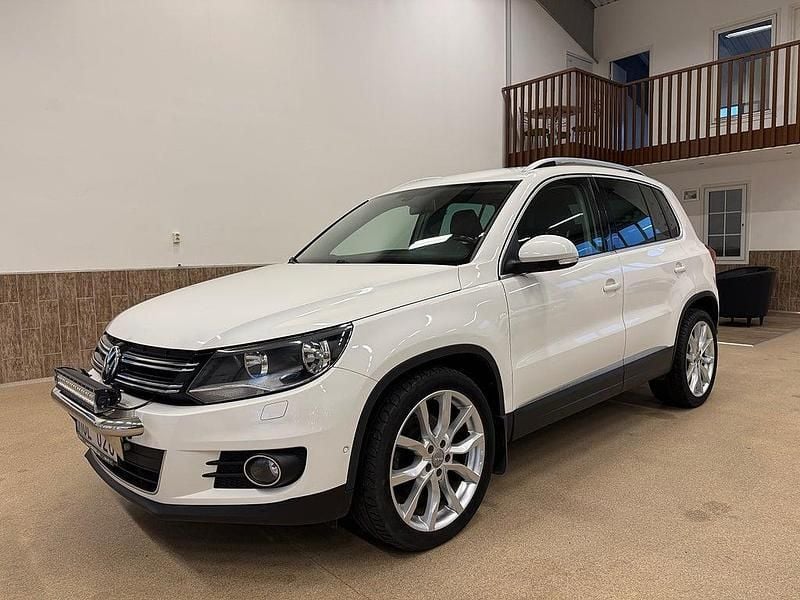 Vit Begagnad 2012 VW Tiguan Sportline SUV | 69 900 kr (Bra pris) - Bild 1/4