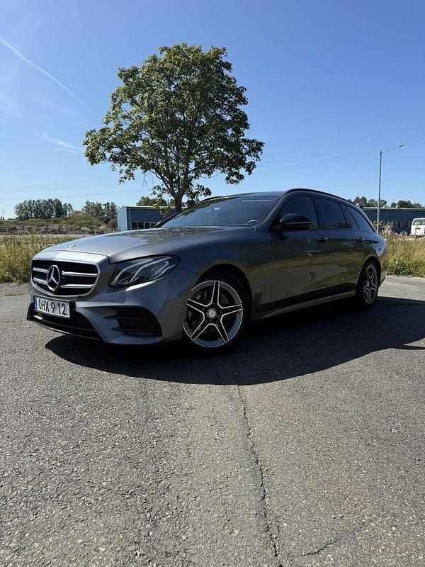 Grå Begagnad 2017 Mercedes E220 AMG line Kombi | 203 000 kr (Superpris) - Bild 1/4