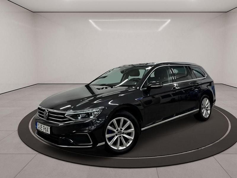 Mörkgrå (grå) Begagnad 2021 VW Passat GTE Kombi | 249 900 kr (Marknadspris) - Bild 1/4