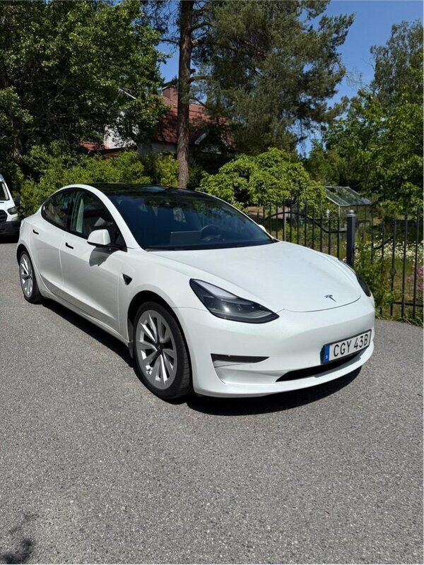 Vit Begagnad 2021 Tesla Model 3 Long Range Sedan | 290 000 kr (Marknadspris) - Bild 1/4