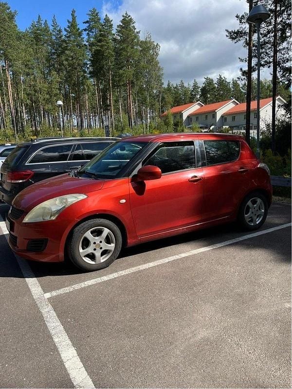 Orange Begagnad 2011 Suzuki Swift Halvkombi | 50 000 kr (Bra pris) - Bild 1/1