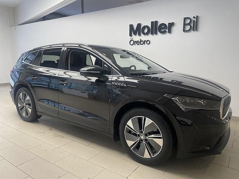 Svart Begagnad 2023 Skoda Enyaq iV SUV | 373 500 kr (Marknadspris) - Bild 1/4
