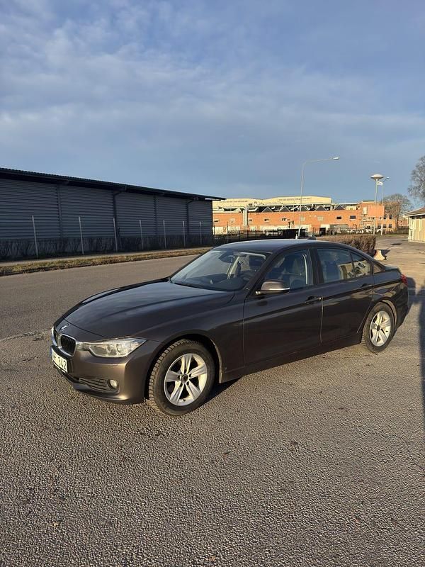 Begagnad 2013 BMW 320 Sedan | 99 000 kr (Bra pris) - Bild 1/4